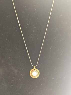 Vintage Mother of Pearl Round Pendant Necklace Womens OS Gold Tone Classic Boho